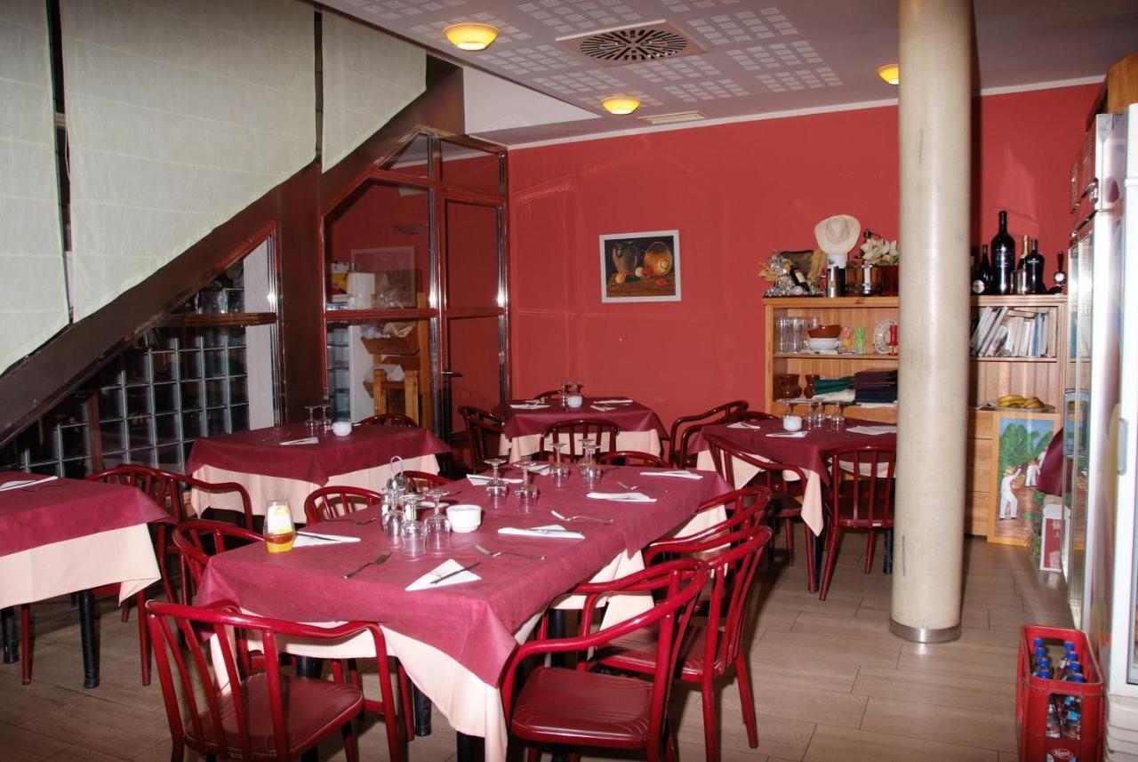 Hostal Restaurante Baraka Alagón エクステリア 写真